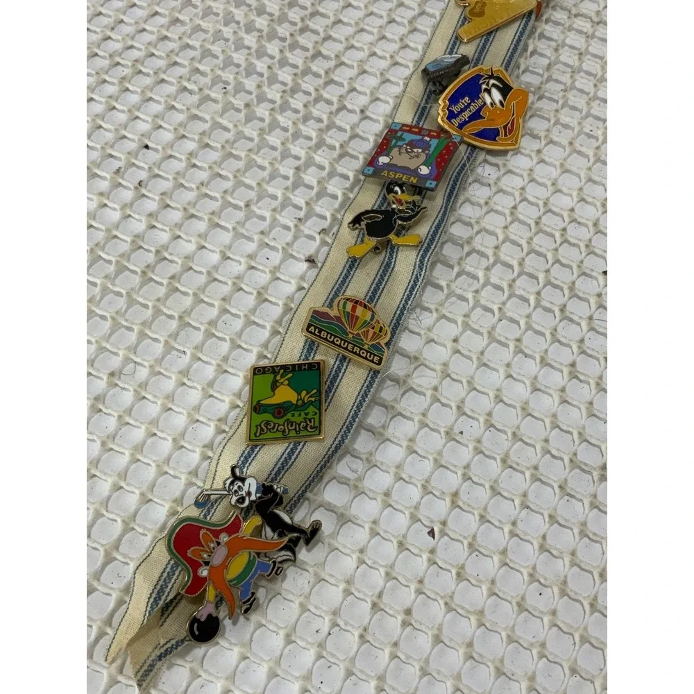 Warner Bros Looney Tunes Vintage Collectible‎ Pins Set Bugs bunny,tweety,taz EUC